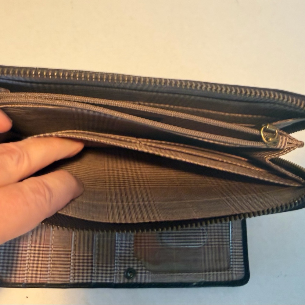HOBO International Black Leather Zip Wallet - Picture 5 of 9